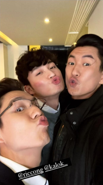 周嘉洛與吳偉豪及馬貫東無罩合照。