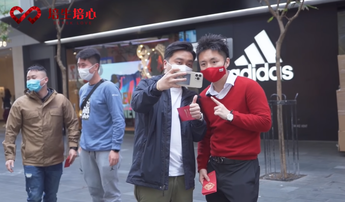 有途人與鍾培生合照。