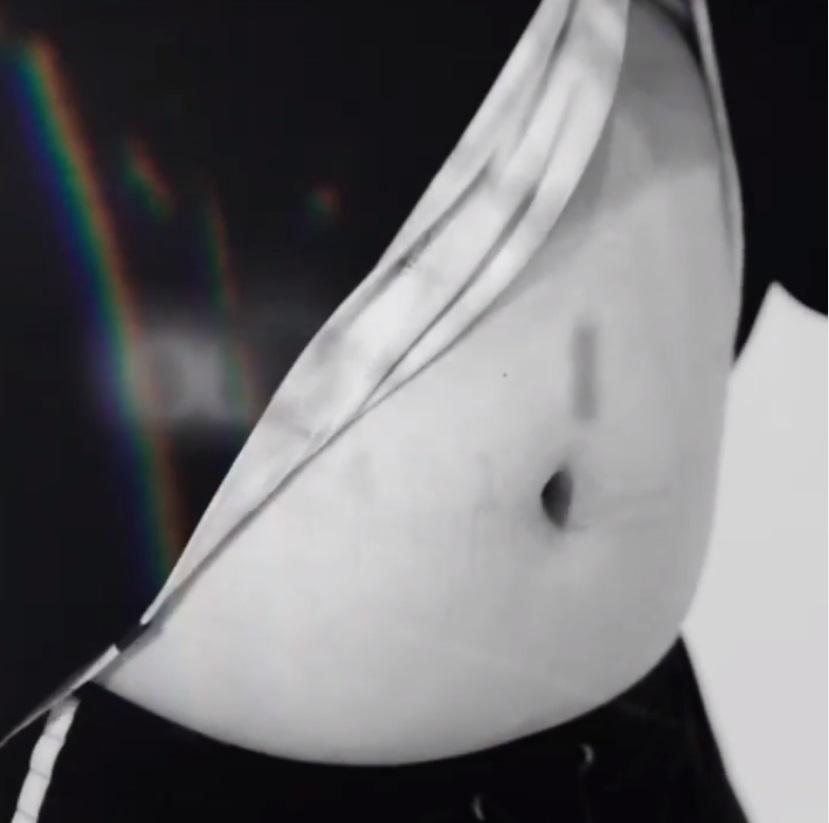 舞動中的肚腩。