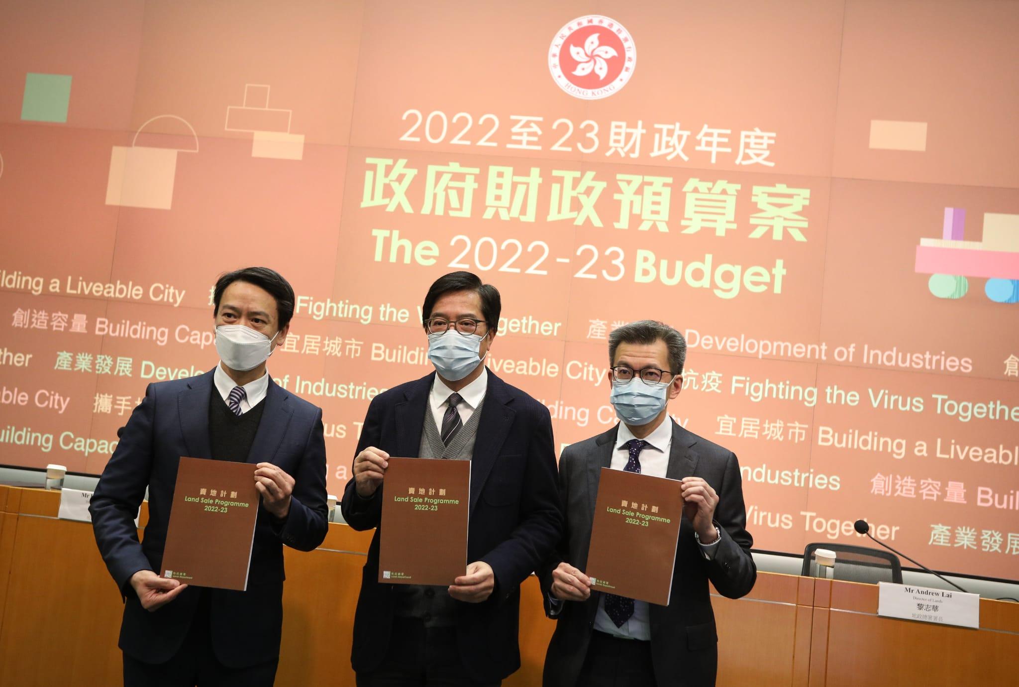 發展局長黃偉綸(中)交代政府下年度的賣地項目。