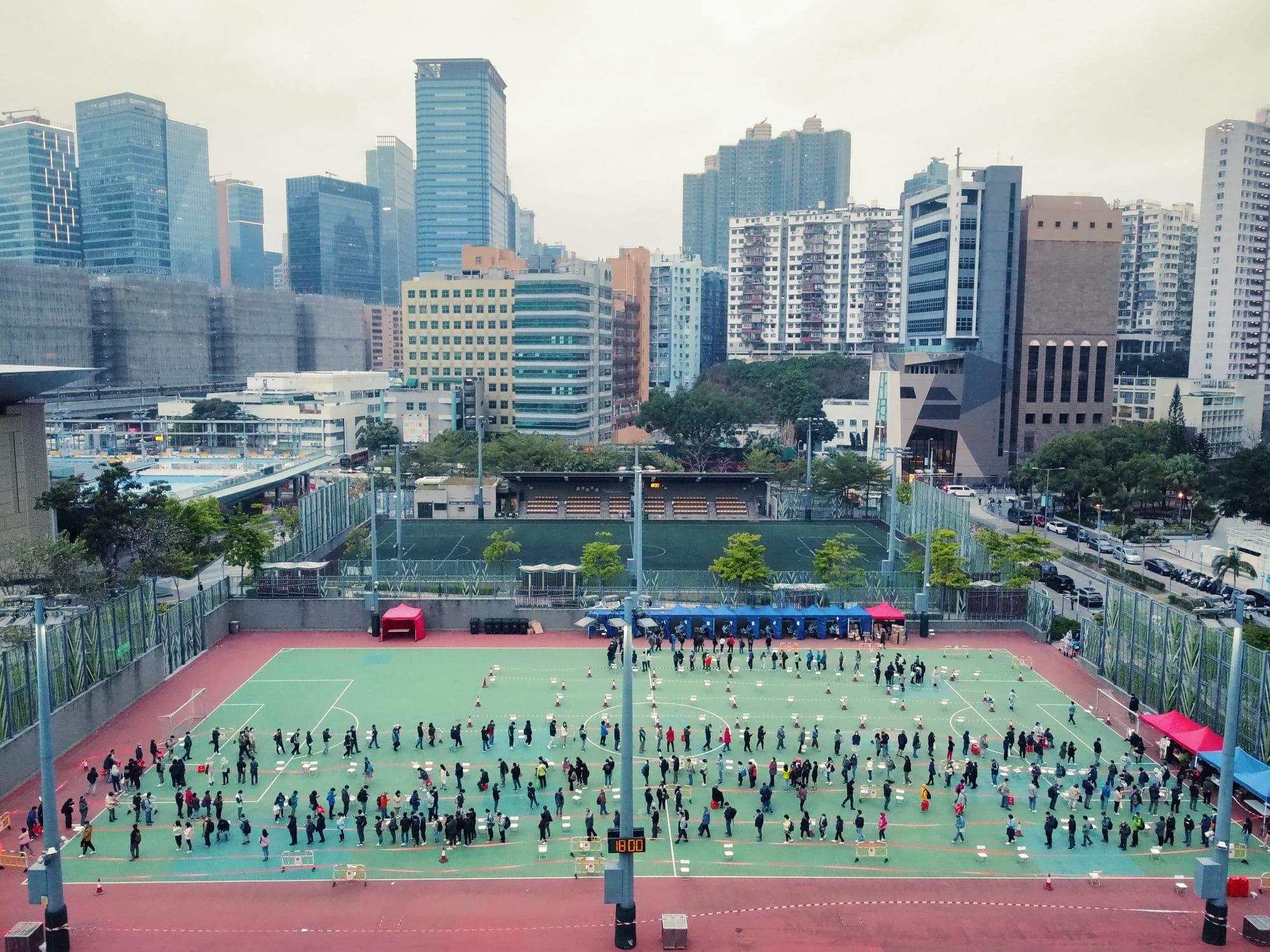 多個屋苑近日圍封強檢,以及不少市民排隊進行檢測。(資料圖片)