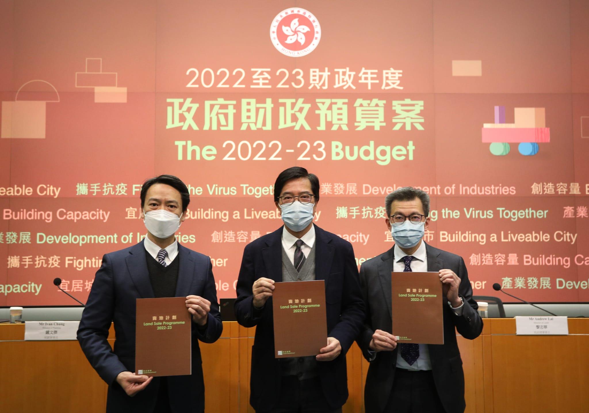 發展局長黃偉綸(中)交代政府下年度的賣地項目。