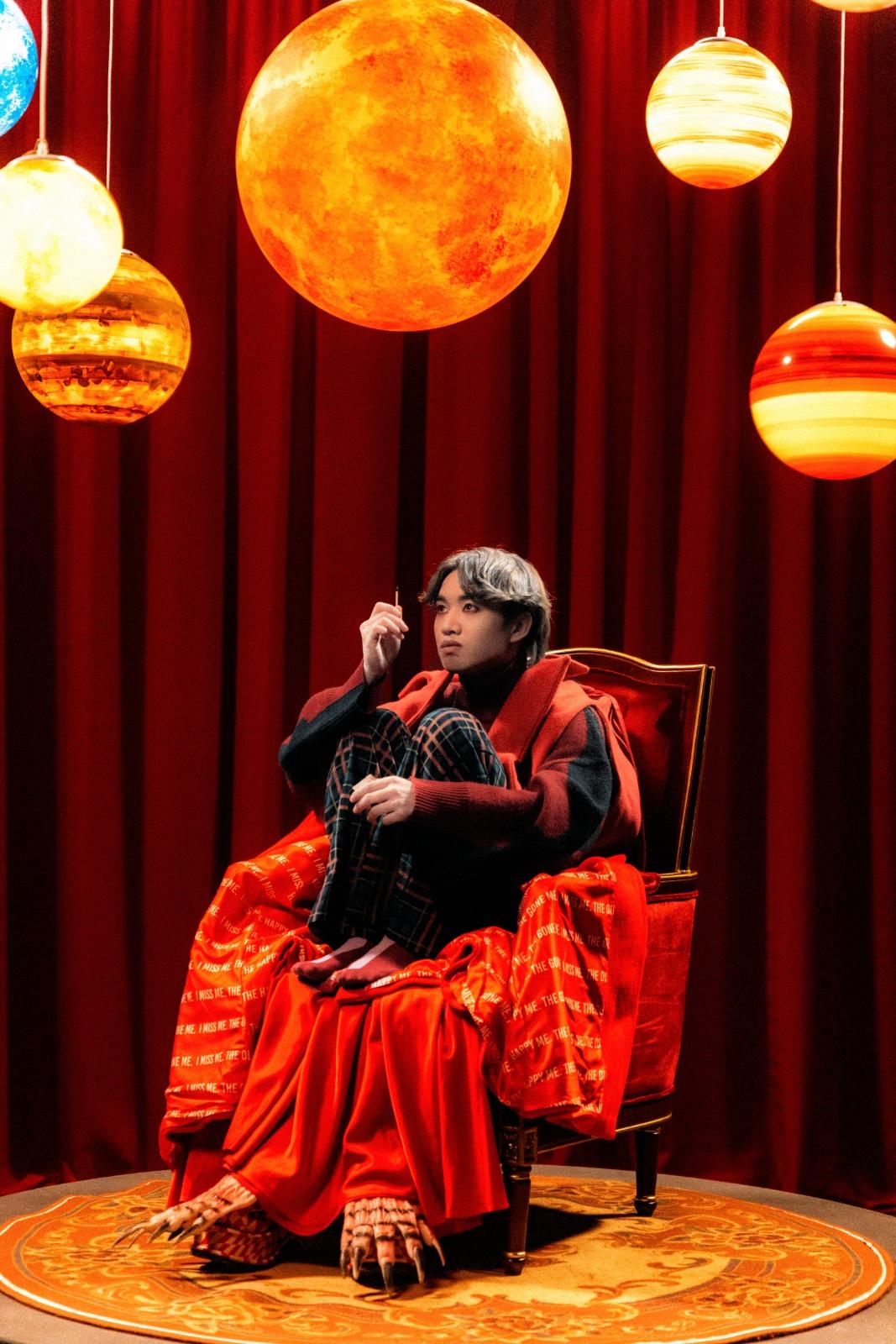 紅色造型代表舞台上帶著恐懼不安的Jer。