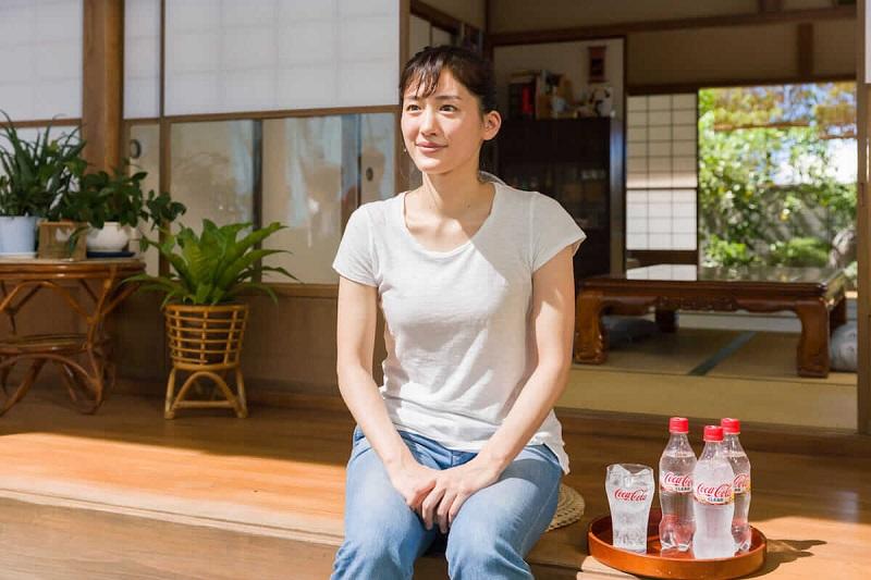 綾瀨遙連續3年成為可口可樂代言人。