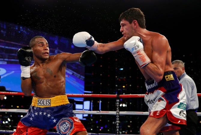 麥克唐納(右)是前世界雛量級拳王。(路透社)