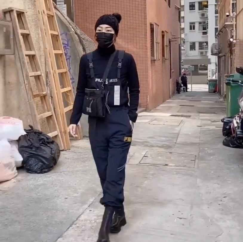 Sammi在後巷行catwalk。