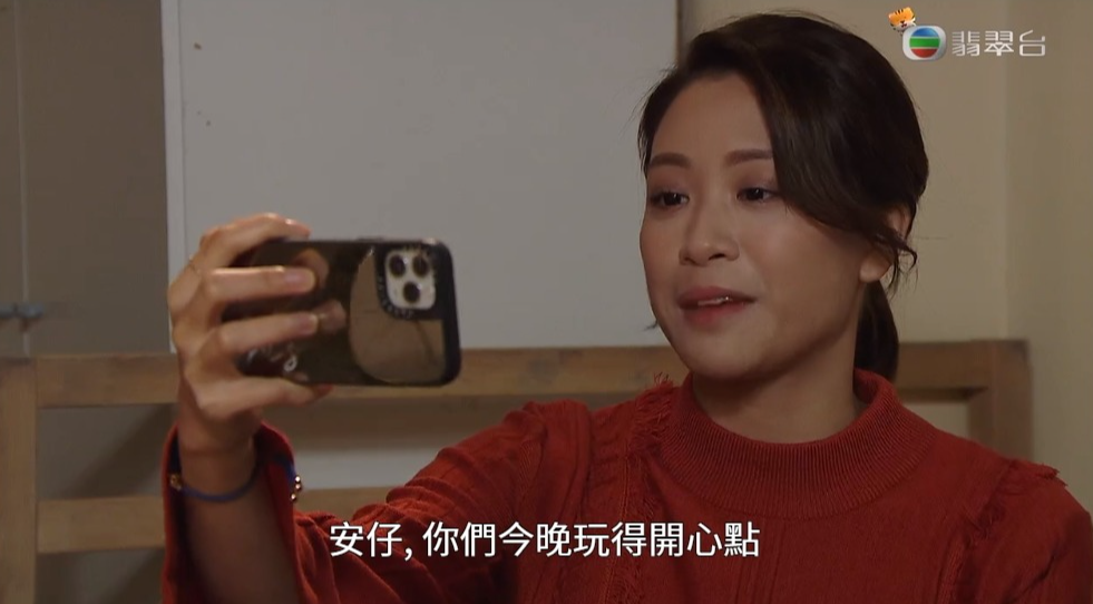 Bonnie雖然感到無奈,但也著安仔玩得開心些。