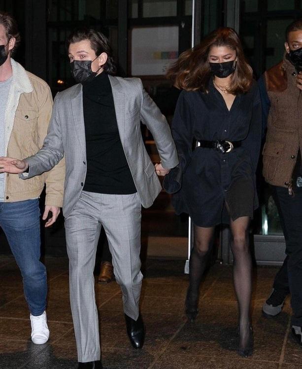 湯姆拖實女友Zendaya離開商場。