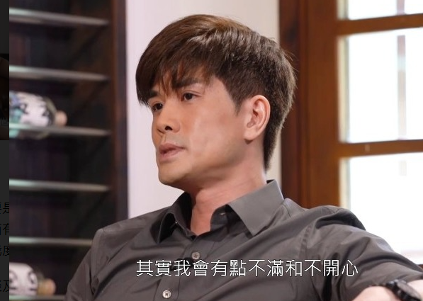 伍允龍首談與鍾嘉欣8年情,直言曾受打壓感難受。(截圖)