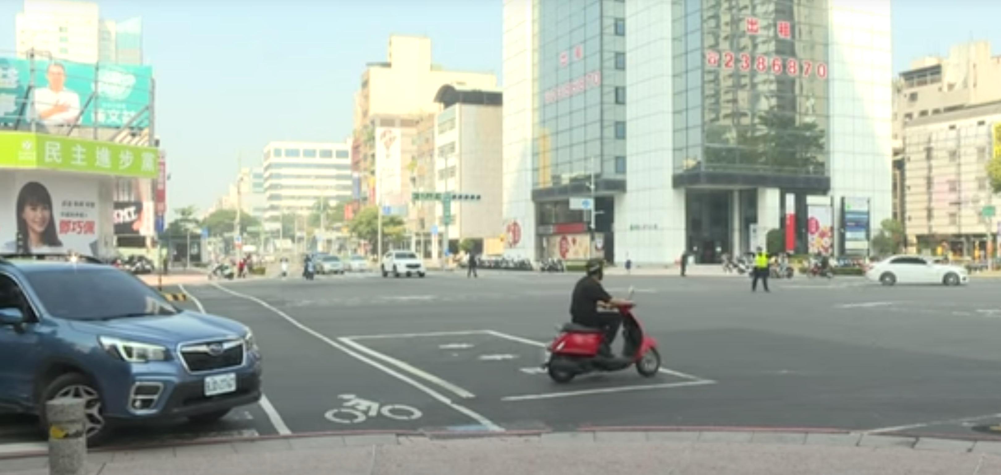 台灣多處交通燈停止運作,當局派員到各主要路口,疏導交通。(新聞截圖)