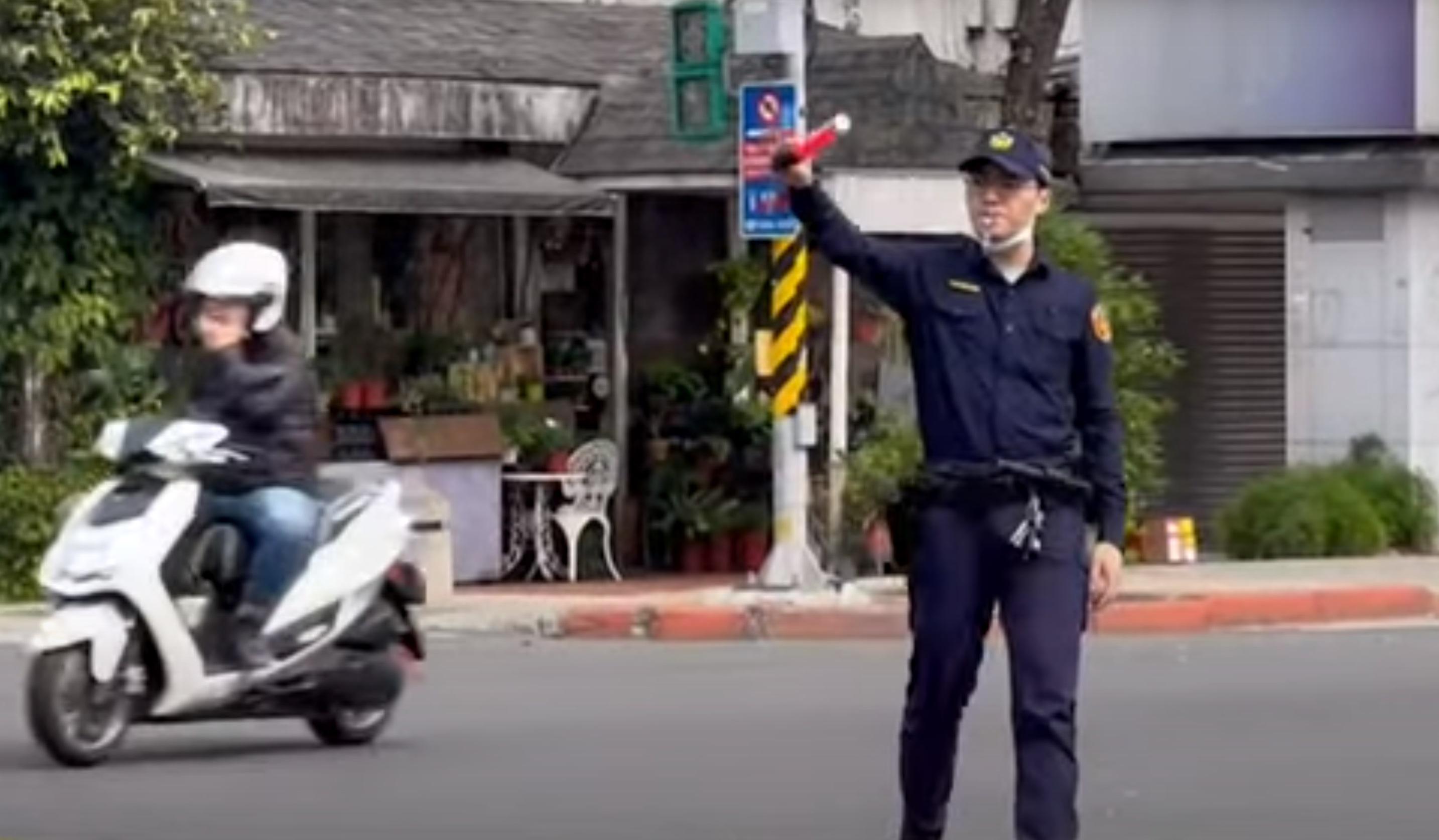 台灣多處交通燈停止運作,當局派員到各主要路口,疏導交通。(新聞截圖)