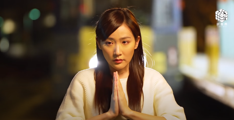 Yeesa穿越到輕鐵路軌,擺出「合掌許願」的招牌動作。