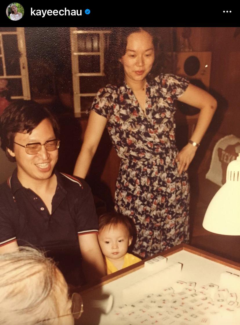 周家怡上載童年時與父母的合照。