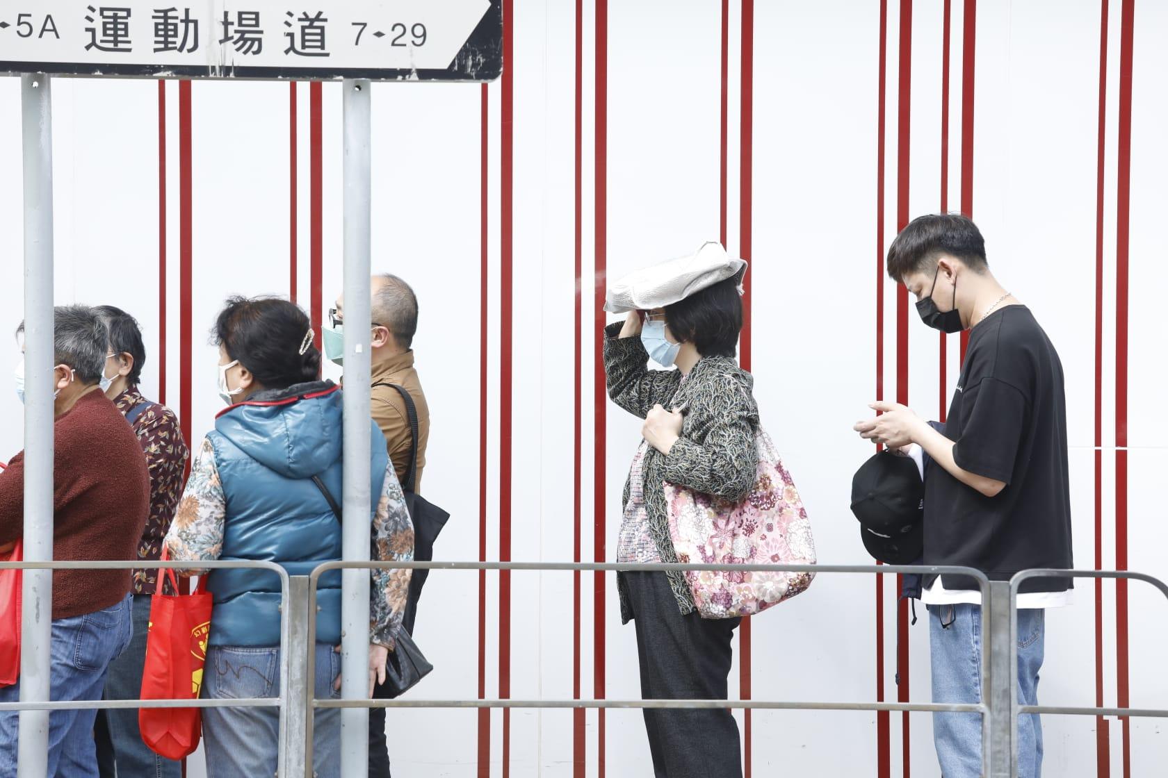 太子中銀分店現長長的人龍。(林俊源攝)