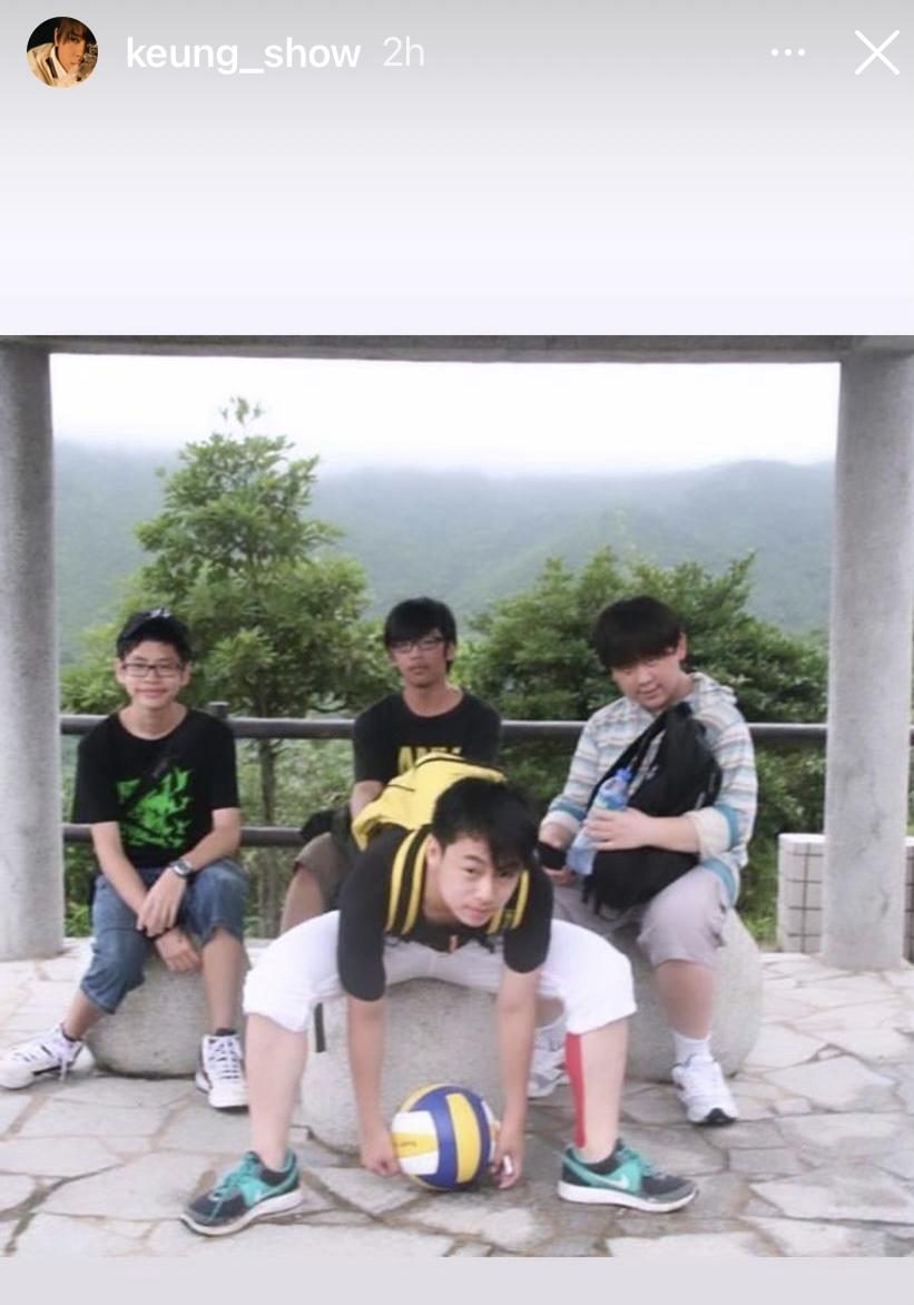 姜濤於IG Story貼童年時與友人的合照。