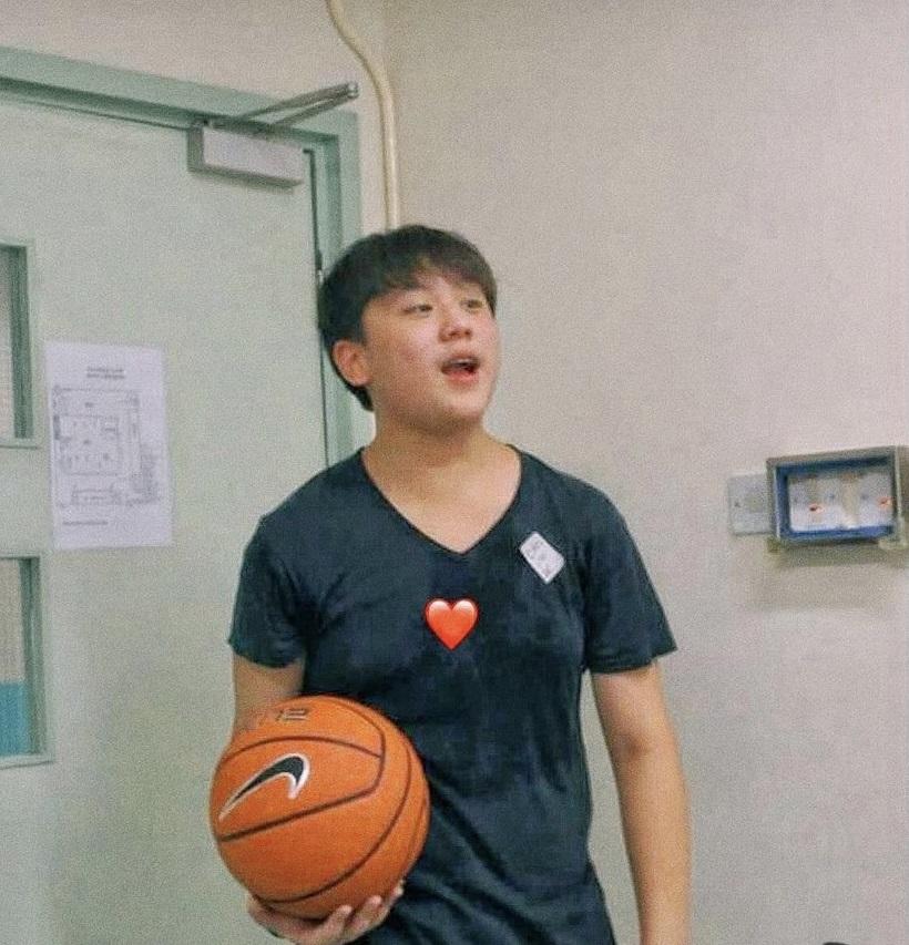 姜濤貼童年黑圖,渾身是汗的他似是正在打籃球。