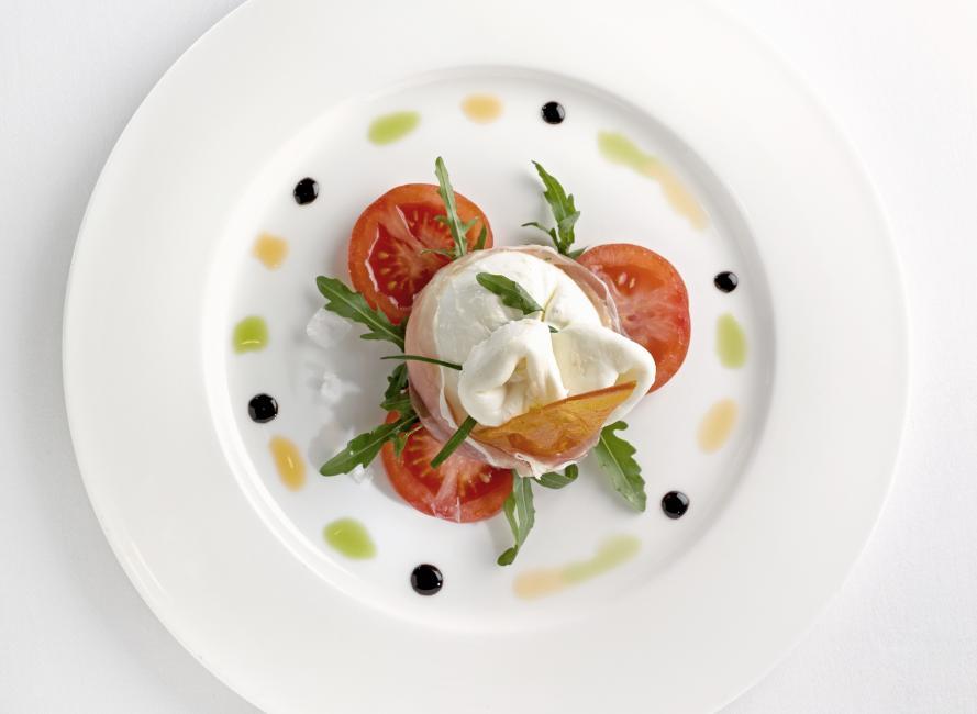 布拉塔芝士伴羅勒醬及車厘茄