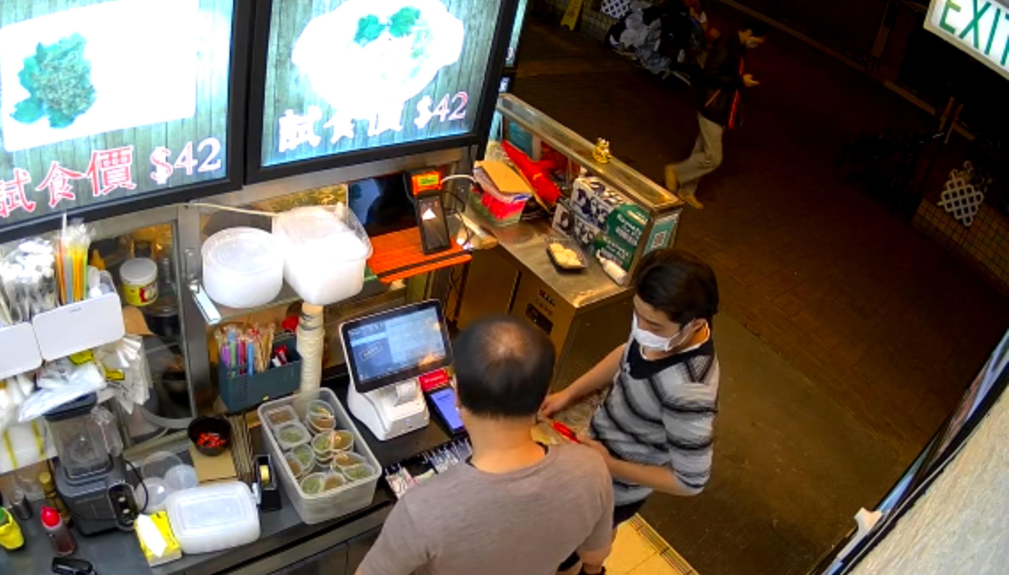 賊人趁店員打開收銀機時亮出鎅刀。(網片截圖)