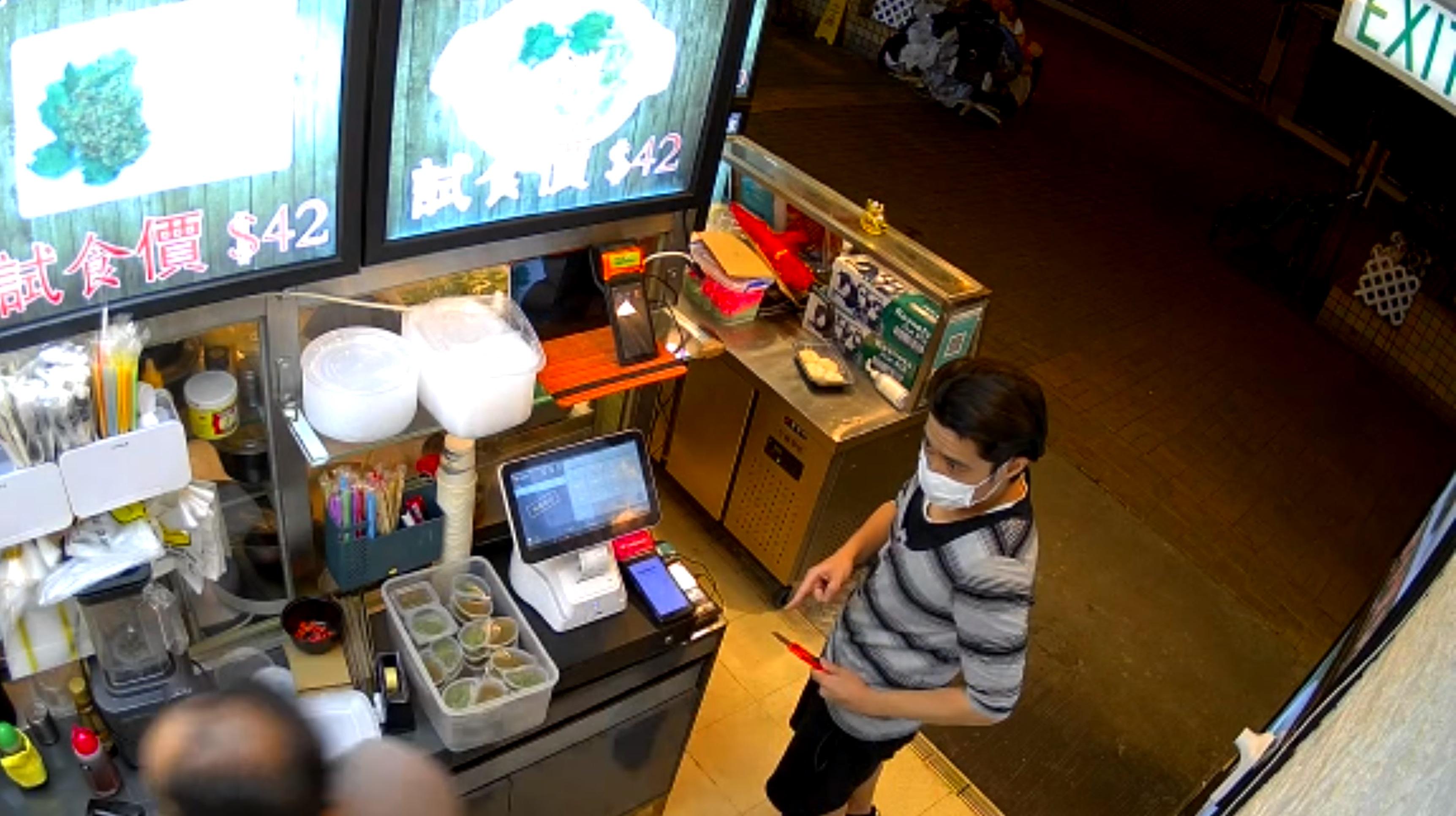 店員衝向鋪內擸刀。(網片截圖)