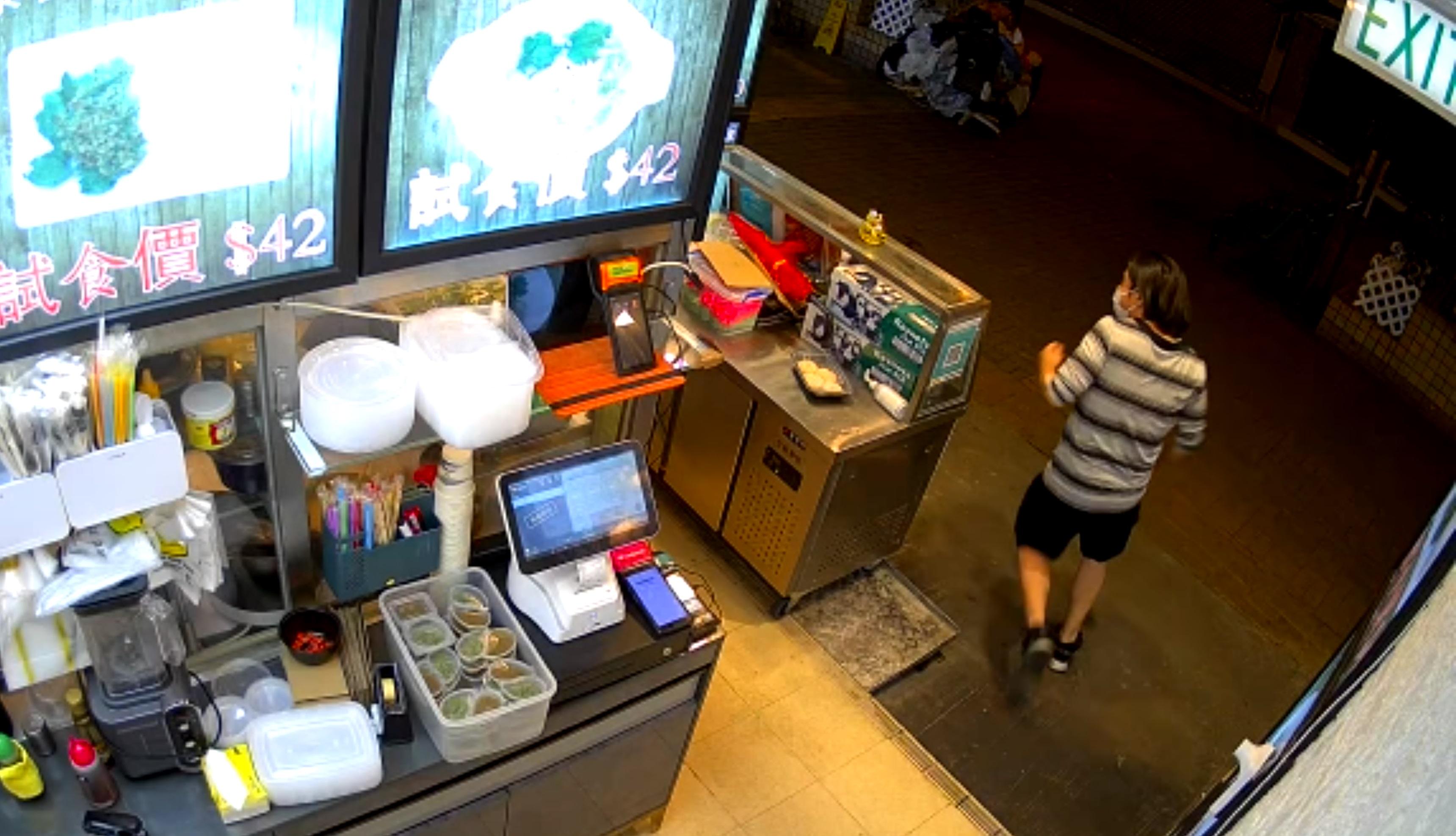 賊人見事敗奪門而去。(網片截圖)