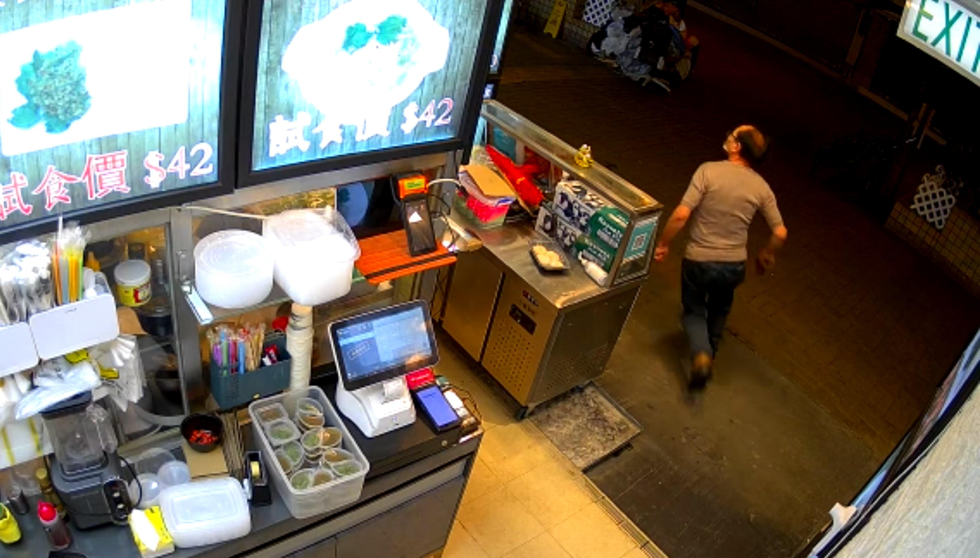 店員持刀衝出店鋪追趕賊人。(網片截圖)