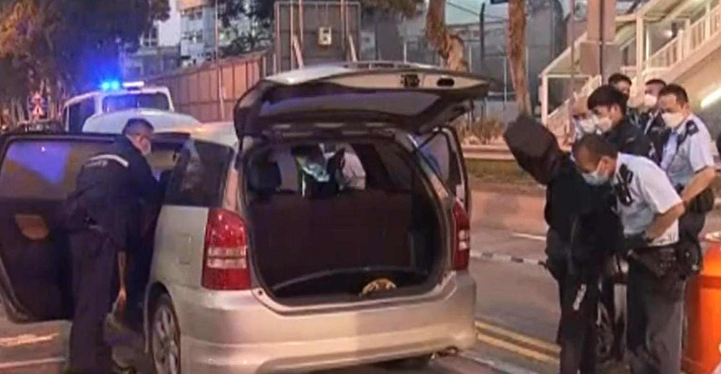 警方在清水灣拘捕一名企圖燒車的涉案男子。(新聞截圖)