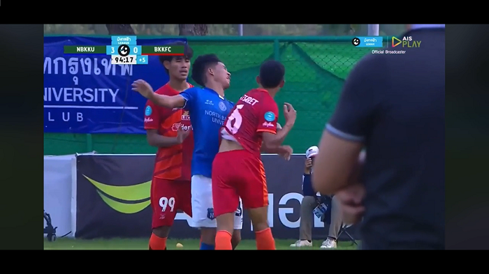 受傷的Supasan,事後入院要縫上24針。(影片截圖)