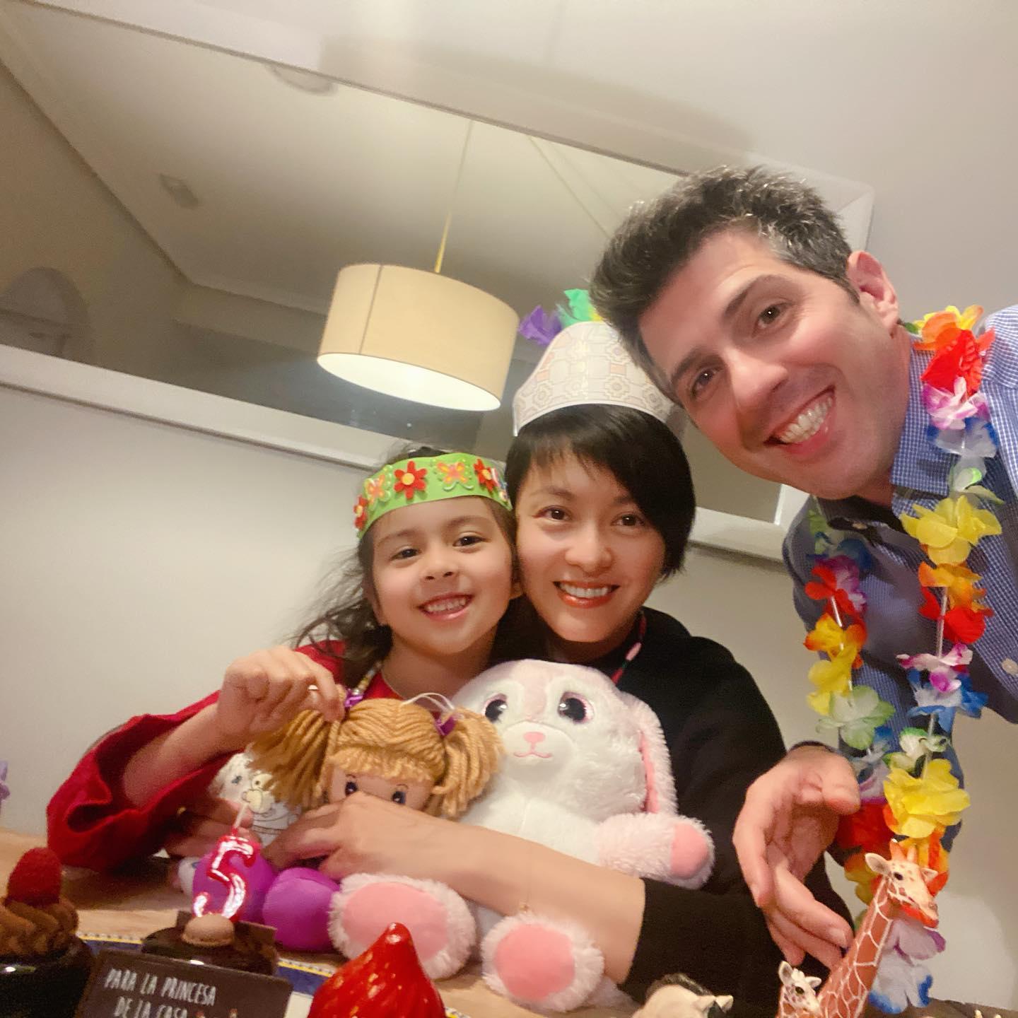 梁詠琪一家三口。