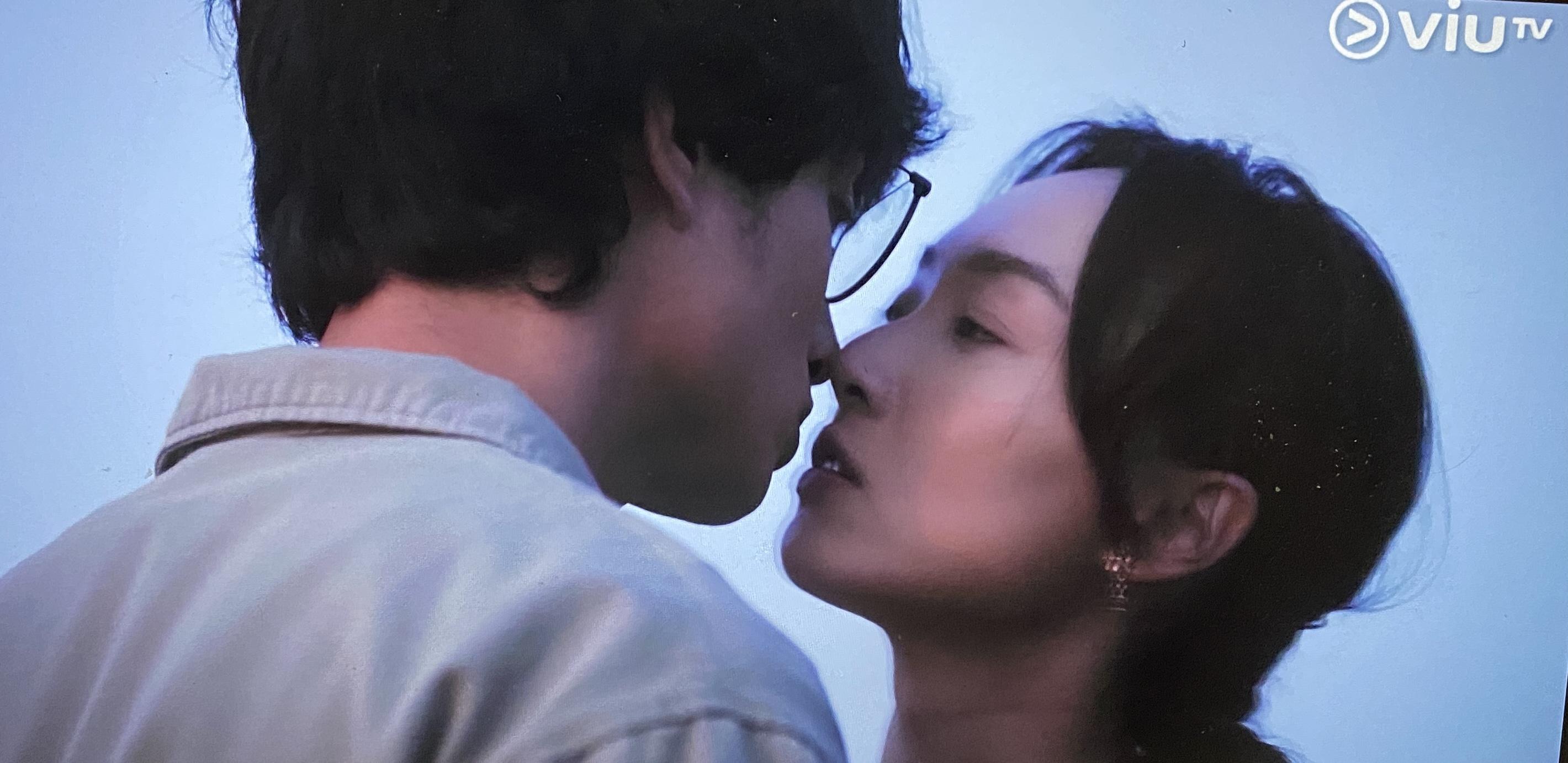 余楚凝首次吻余家聰,卻同時是臨別一吻。