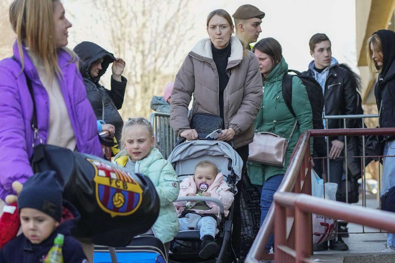 波蘭邊境的烏克蘭難民。(AP)