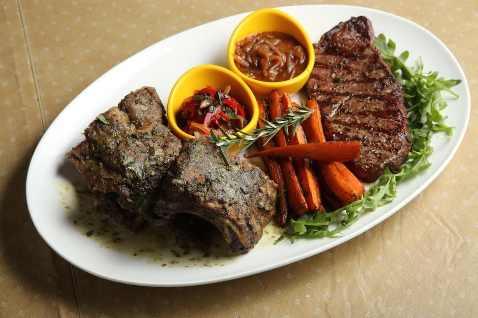 炭烤美國8安士西冷牛扒及石榴陳醋烤嫩豬排骨拼盤 配上自家製洋蔥紅酒燒汁及精選時令雜菜