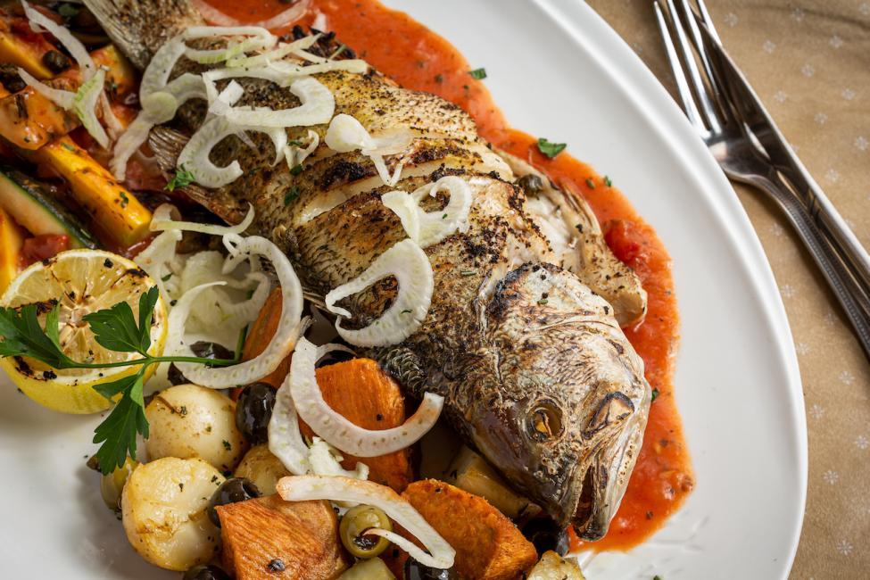 烤焗鱸魚 配水瓜柳、意大利青瓜、白酒蕃茄汁、茴香和意大利香草黑醋