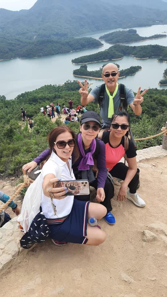 祝文君不時與好友行山。(祝文君FB)