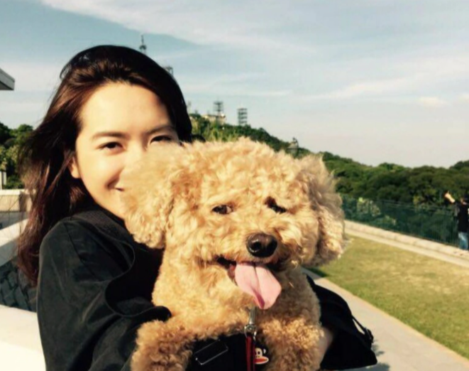 Joyce比劉鳴煒年輕約10年。