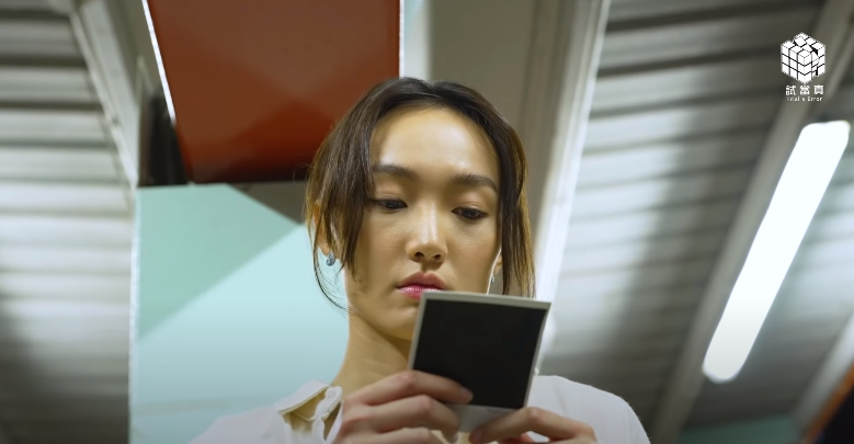 蔡思韵進入相片世界,穿越去睇試當真的周年演出。