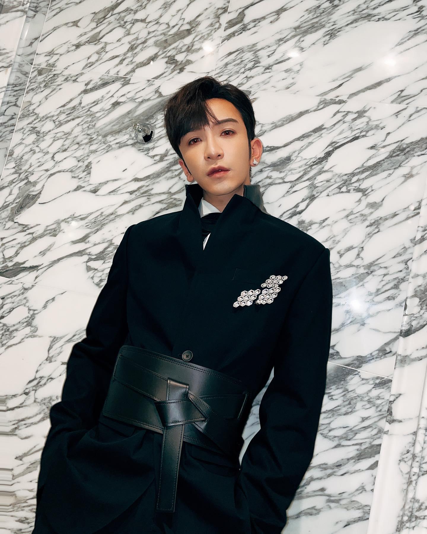 Anson Lo戴紅色隱形眼鏡扮吸血鬼。