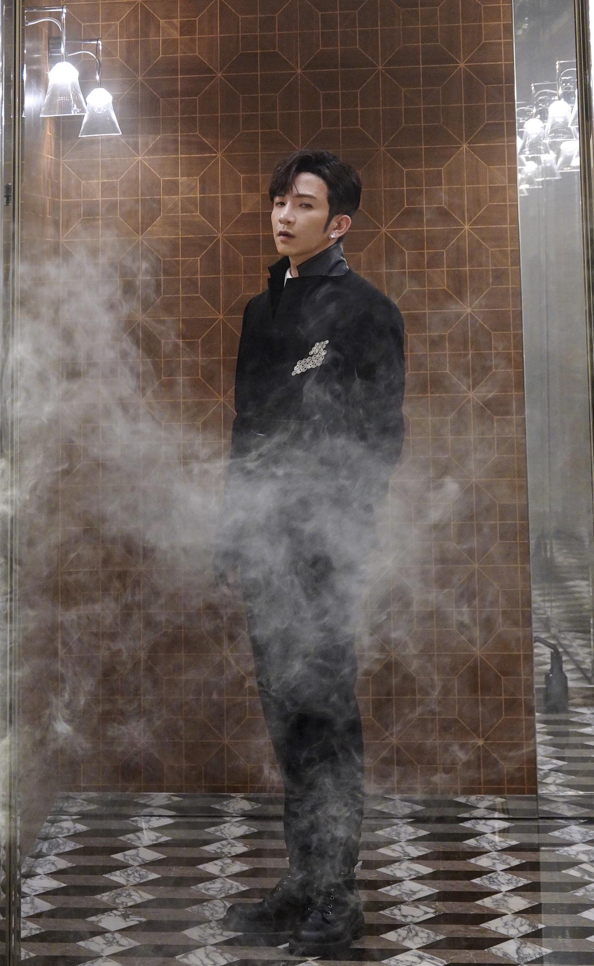 Anson Lo在《Mr. Stranger》MV化身貴氣吸血鬼。