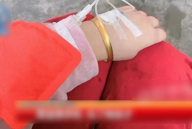 小尊母親的金鐲。(互聯網)