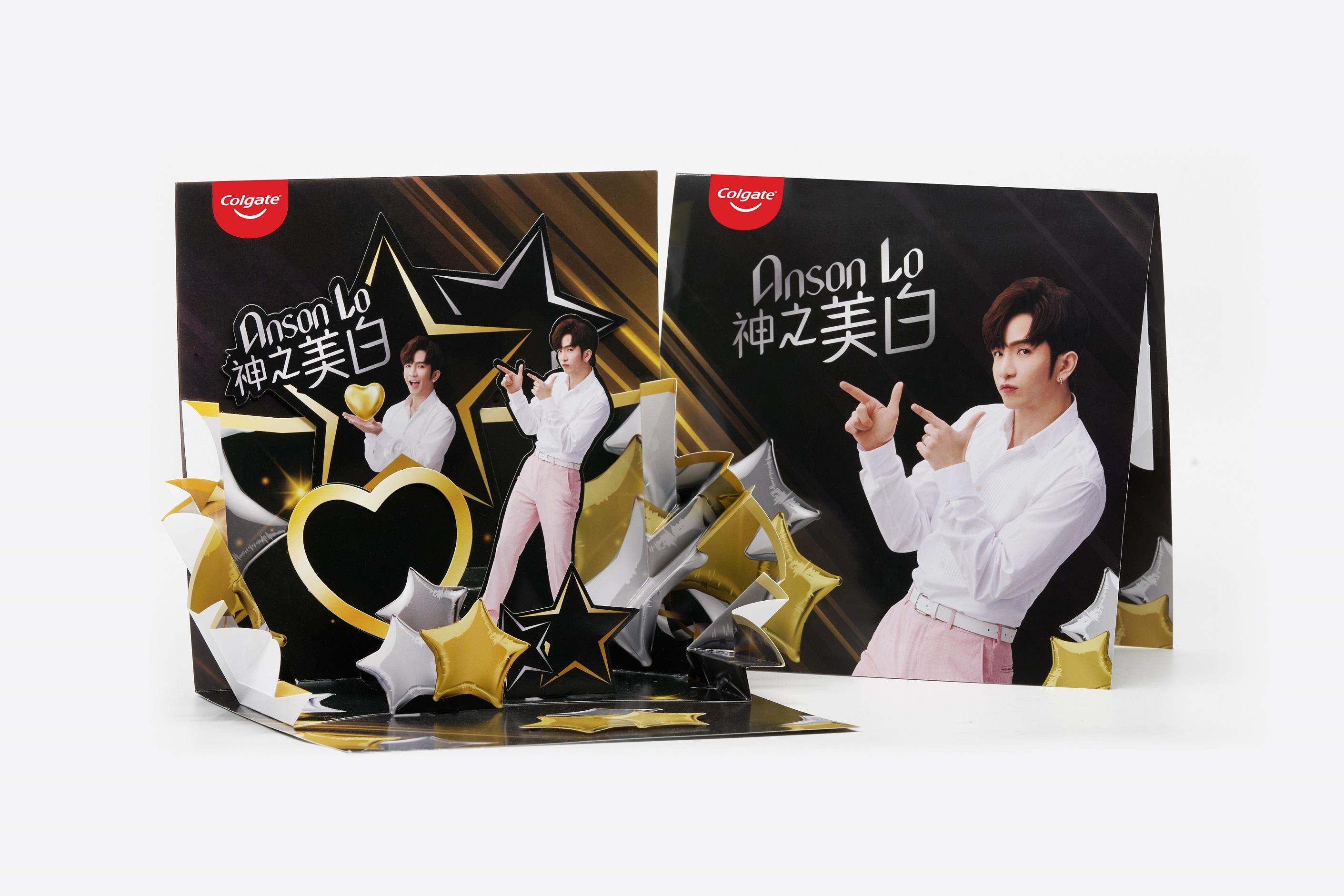 網店限定:於指定零售商網店購買任何4支 光感.白閃耀亮白牙膏、光感.白皇牌10億酵素煥白牙膏或奇績修護煥齦牙膏(不限款式),即送高露潔x Anson Lo神之美白立體禮物卡乙張(黑色星光款)。
