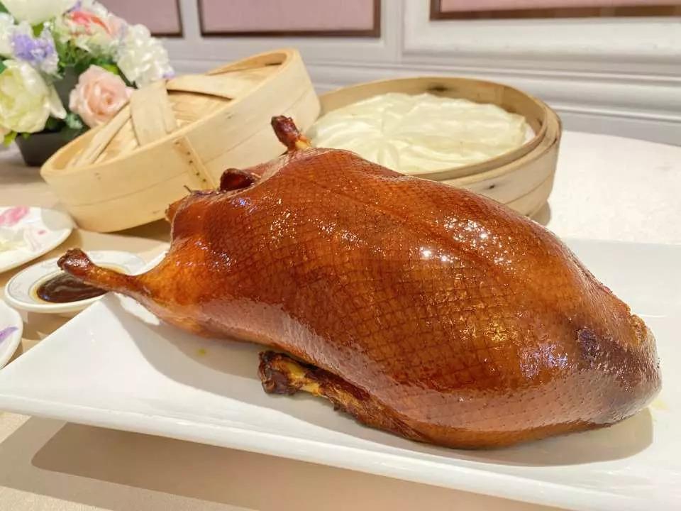 囍慶及雲海匯現推出特價片皮鴨和小菜。