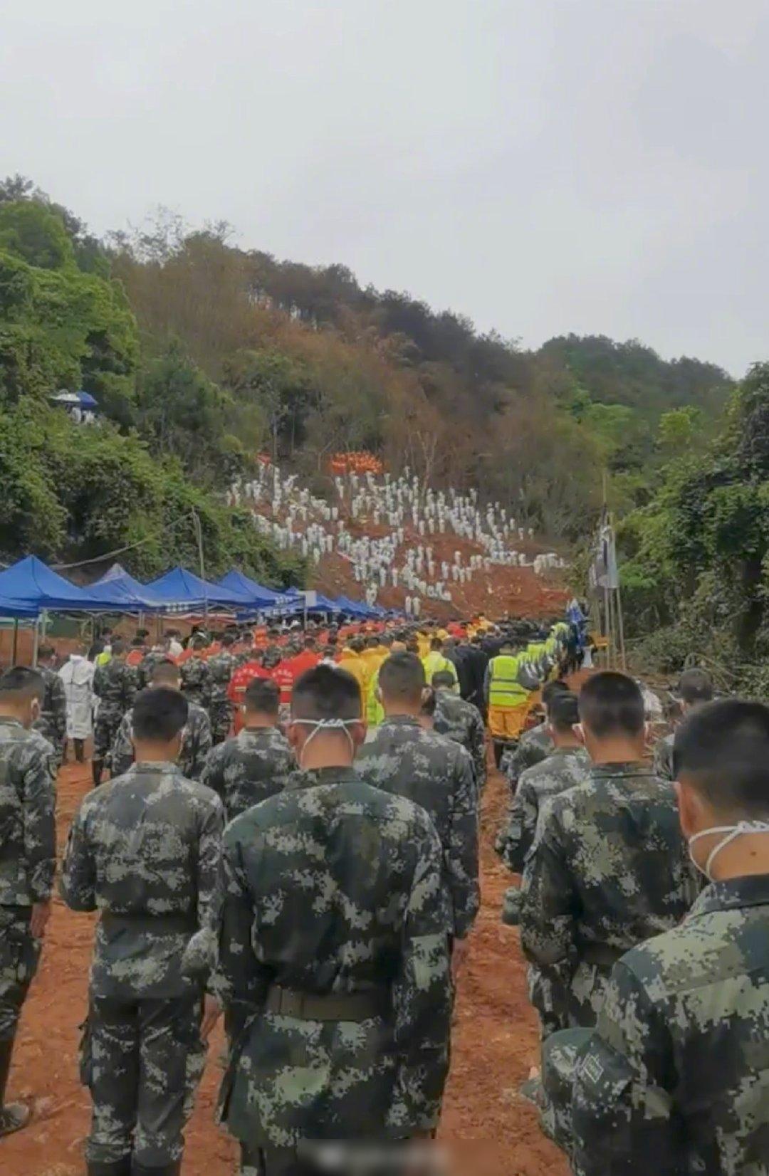 東航墜機現場今午2時許全場默哀3分鐘。(互聯網)