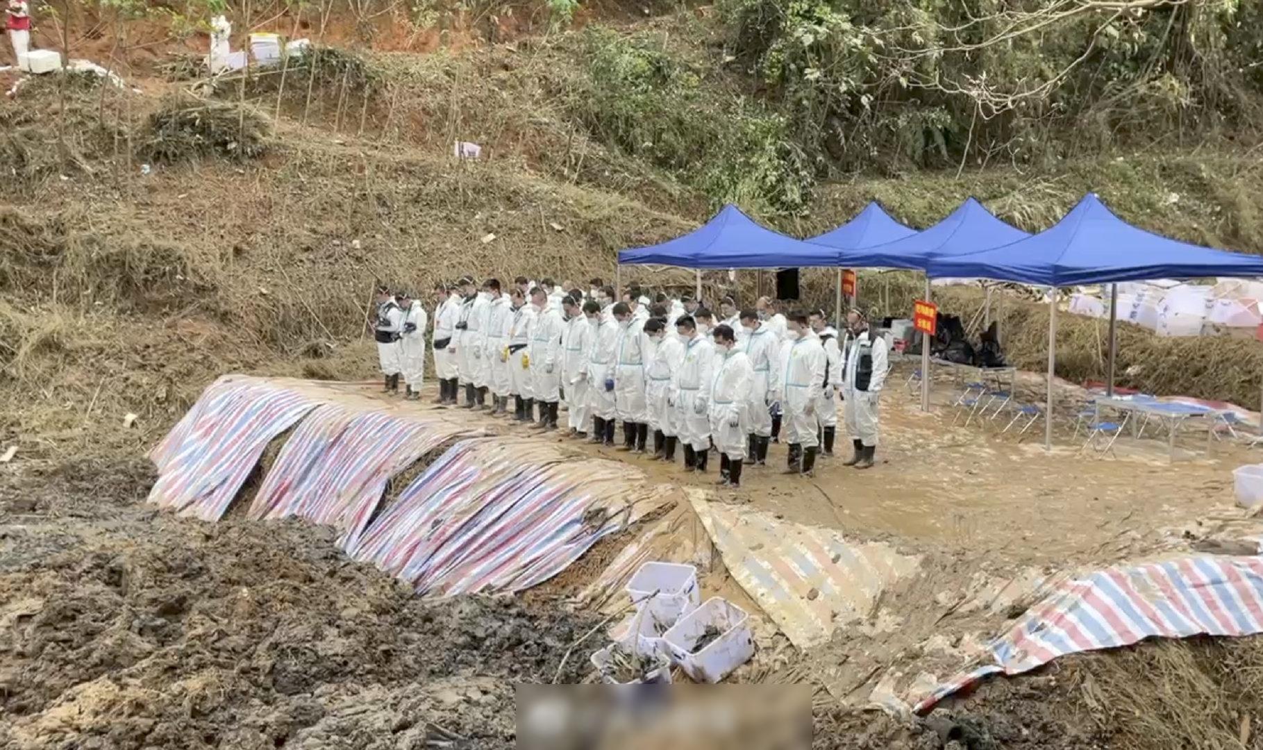 東航墜機現場今午2時許全場默哀3分鐘。(互聯網)