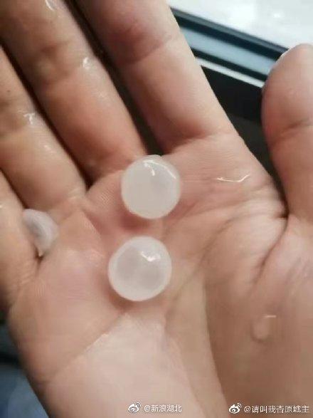 武漢網民拍攝落雹情況。(互聯網)