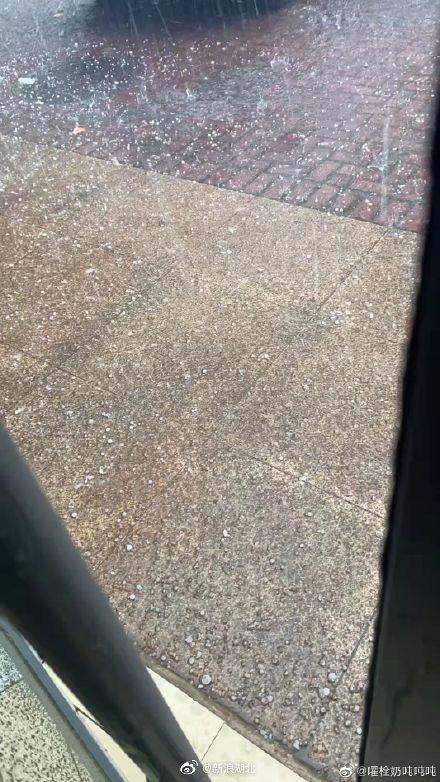 武漢網民拍攝落雹情況。(互聯網)