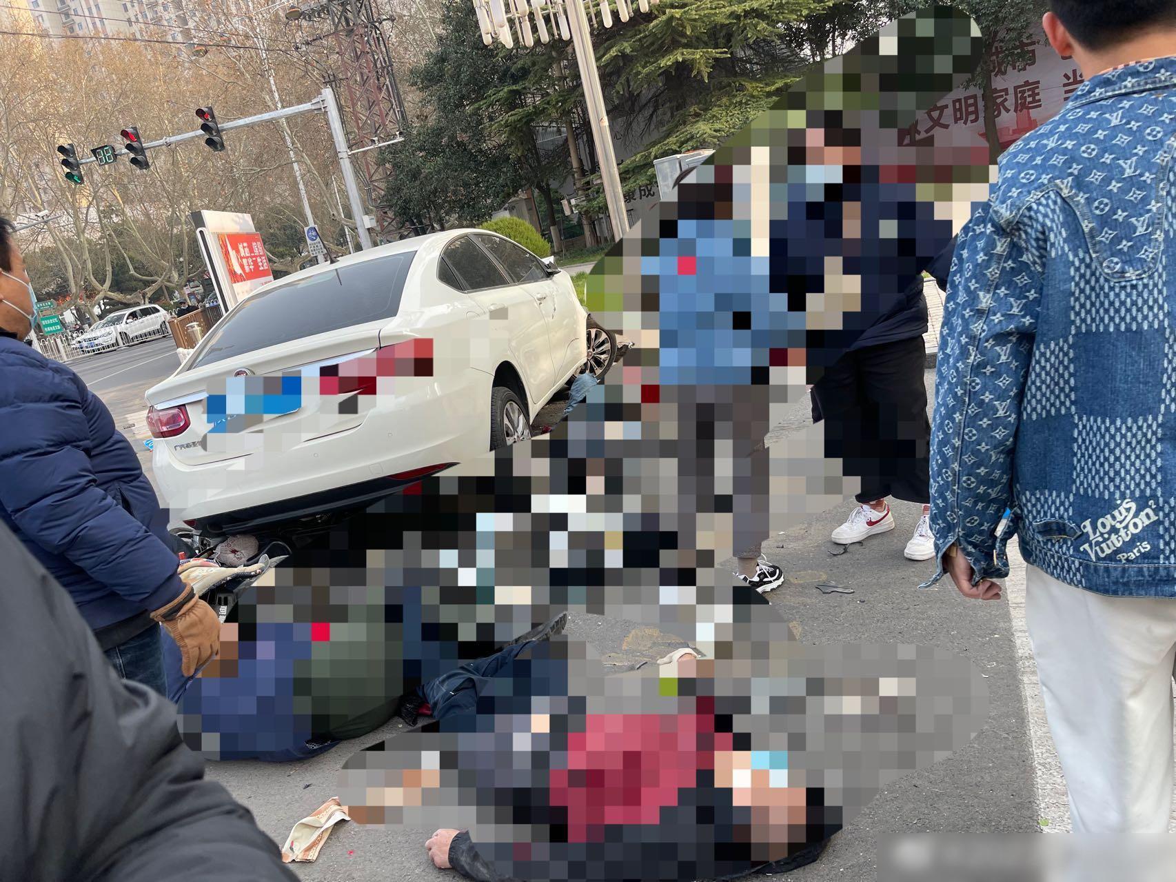 肇事白色私家車連撞多人才停下。(互聯網)