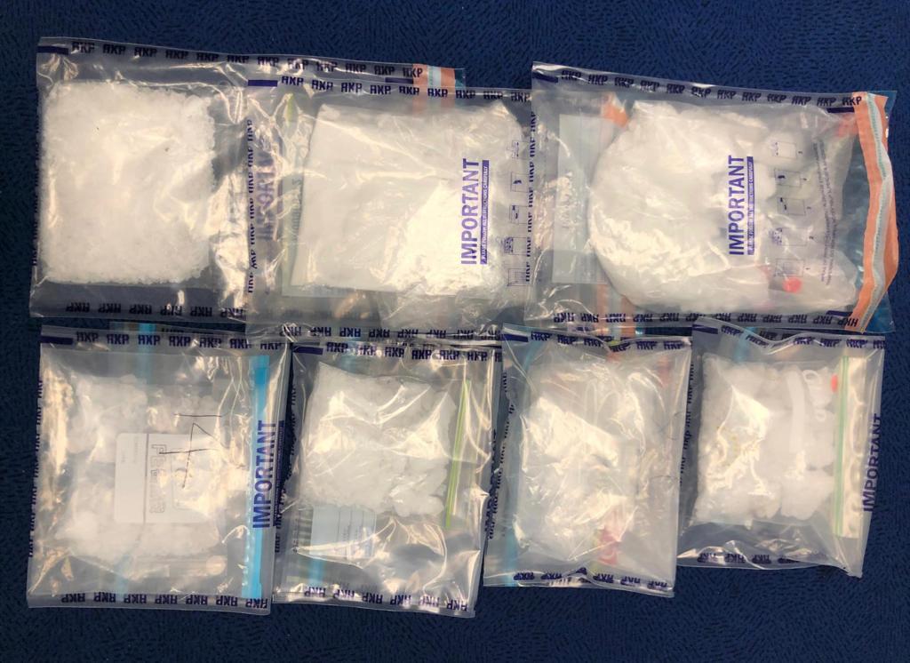 警方於行動中檢獲約4公斤冰毒、1.9公斤海洛英及一批毒品包裝工具,毒品市值超過港幣450萬。(警方圖片)