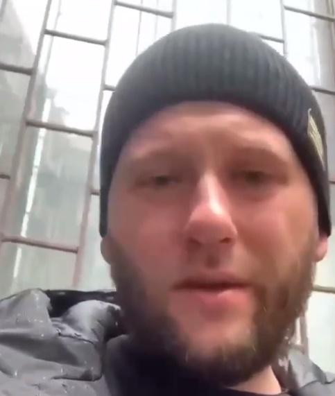 烏男正在講述當地遭俄軍攻擊狀況。(IG)