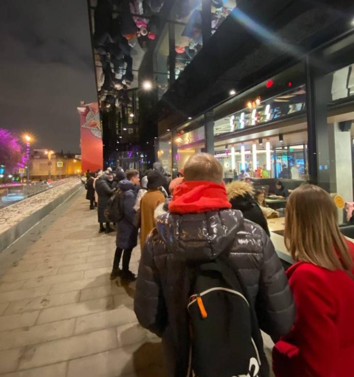 愛爾蘭記者Jason Corcoran附上一張攝於莫斯科一間麥當勞外的相片。(Twitter)