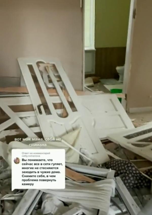 女子的家遭戰火破壞猶如廢墟。(Twitter)