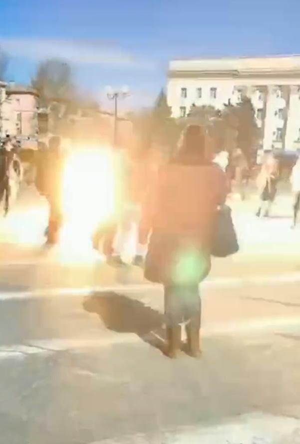 俄軍對和平示威平民開槍,更投下閃光彈及催淚彈。(Twitter)